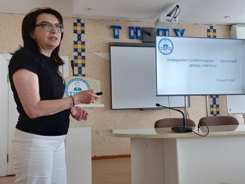 Виступає Олена Гузар